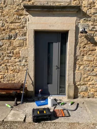 Installation de votre porte d’entrée en aluminium sur mesure à Monclar-de-Quercy, Nègrepelisse, Alu Project
