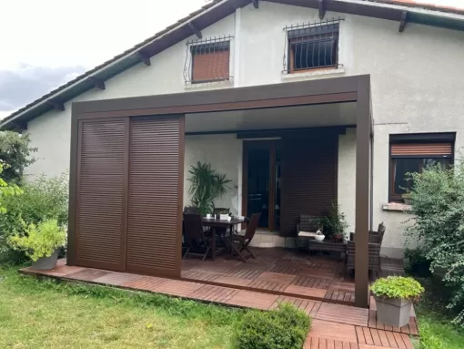Installation de votre pergola avec toit plein et brise-vue coulissants à Montauban, Nègrepelisse, Alu Project