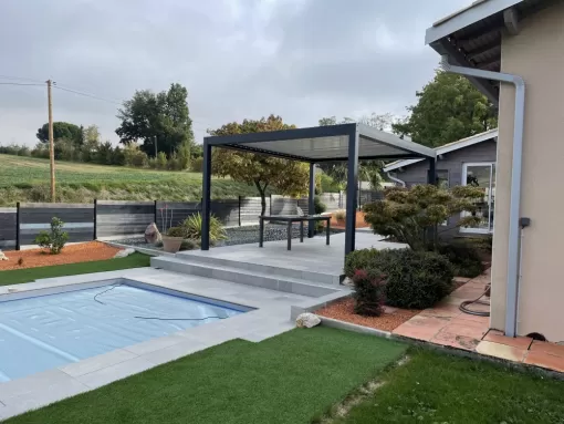 Installation de pergola bioclimatique en aluminium à Saint-Nauphary, Nègrepelisse, Alu Project