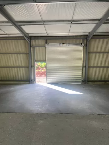 Installation d’une porte de garage pour bâtiment professionnel à Montauban, Nègrepelisse, Alu Project