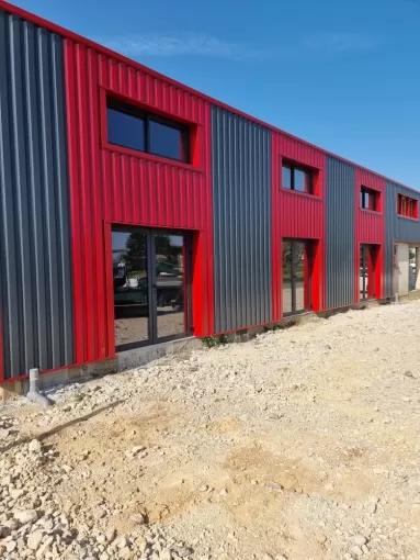 Installation d’un ensemble de menuiseries en aluminium pour bâtiment professionnel à Montauban, Nègrepelisse, Alu Project
