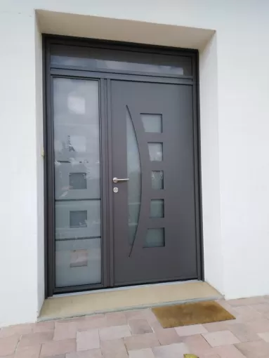 Installation d’une porte d’entrée avec partie fixe et imposte à Saint-Étienne-de-Tulmont, Nègrepelisse, Alu Project