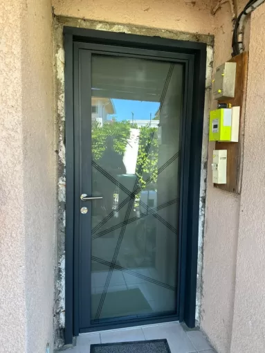 Installation d’une porte d’entrée vitrée en aluminium à Cazes-Mondenard, Nègrepelisse, Alu Project