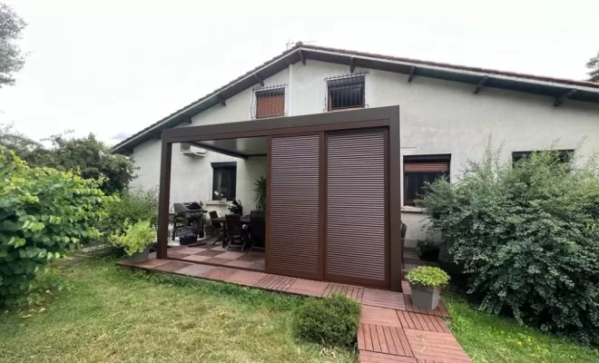 Installation de votre pergola avec toit plein et brise-vue coulissants à Montauban, Nègrepelisse, Alu Project
