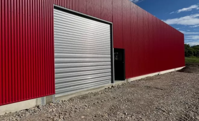 Installation d’une porte de garage pour bâtiment professionnel à Montauban, Nègrepelisse, Alu Project