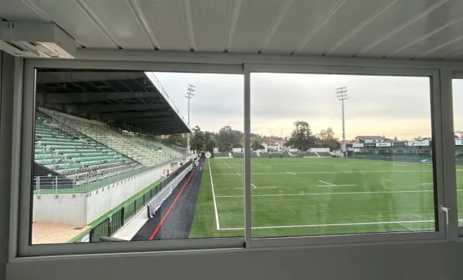 Installation de coulissants en aluminium pour les loges du stade de l’USM à Sapiac, Nègrepelisse, Alu Project