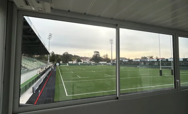Installation de coulissants en aluminium pour les loges du stade de l’USM à Sapiac, Nègrepelisse, Alu Project