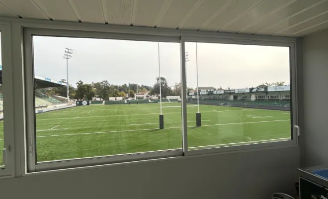 Installation de coulissants en aluminium pour les loges du stade de l’USM à Sapiac, Nègrepelisse, Alu Project