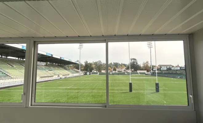 Installation de coulissants en aluminium pour les loges du stade de l’USM à Sapiac, Nègrepelisse, Alu Project